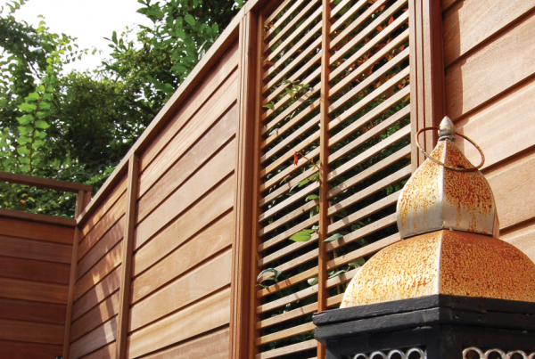 Pagar kayu dengan sentuhan nuansa etnik